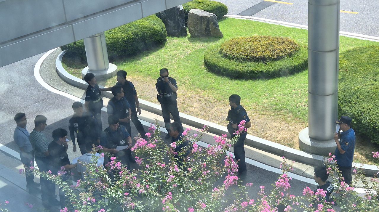26일 오전 10시50분쯤 충북 청주시 서원구 산남동 청주지방법원에서 사재 폭발물 테러 협박 의심 신고가 접수돼 경찰이 주변 상황을 살피고 있다. 뉴시스