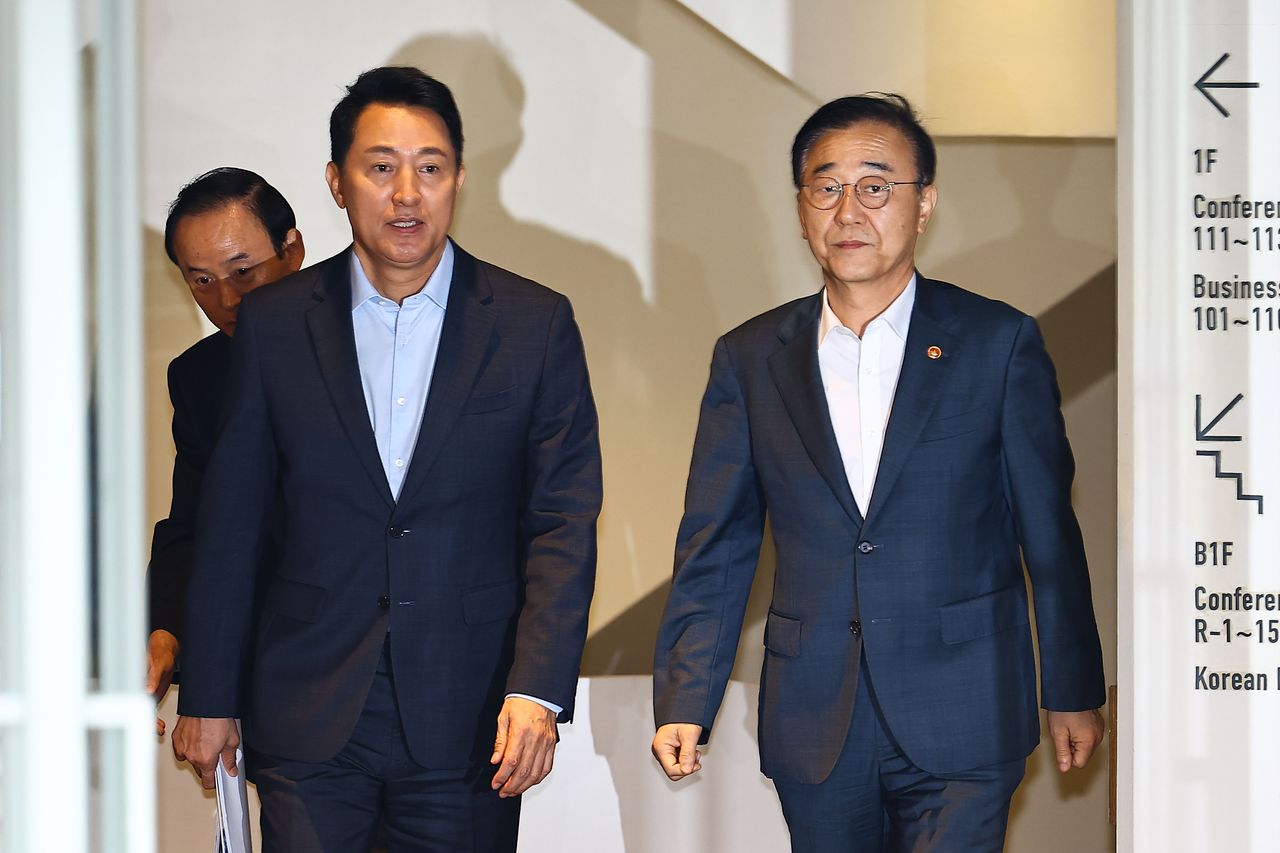 오세훈 서울시장(왼쪽)과 김윤덕 국토교통부 장관이 지난 20일 서울 중구 달개비에서 주택공급 관련 회동을 마친 뒤 식당을 나서고 있다. 김종호 기자