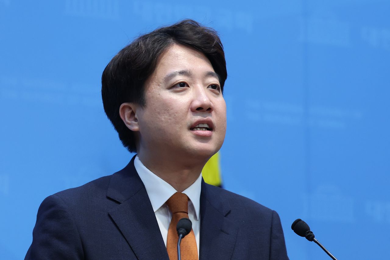 이준석 개혁신당 대표가 26일 오전 서울 여의도 국회 소통관에서 당대표 사퇴 기자회견을 하고 있다. 뉴스1