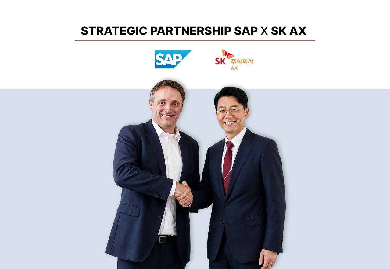 김완종 SK AX 사장(오른쪽)과 크리스티안 클라인 SAP CEO가 독일 바덴뷔르템베르크주 발도르프에 위치한 SAP 본사에서 만나 협력 방안을 논의했다. 사진 SK AX