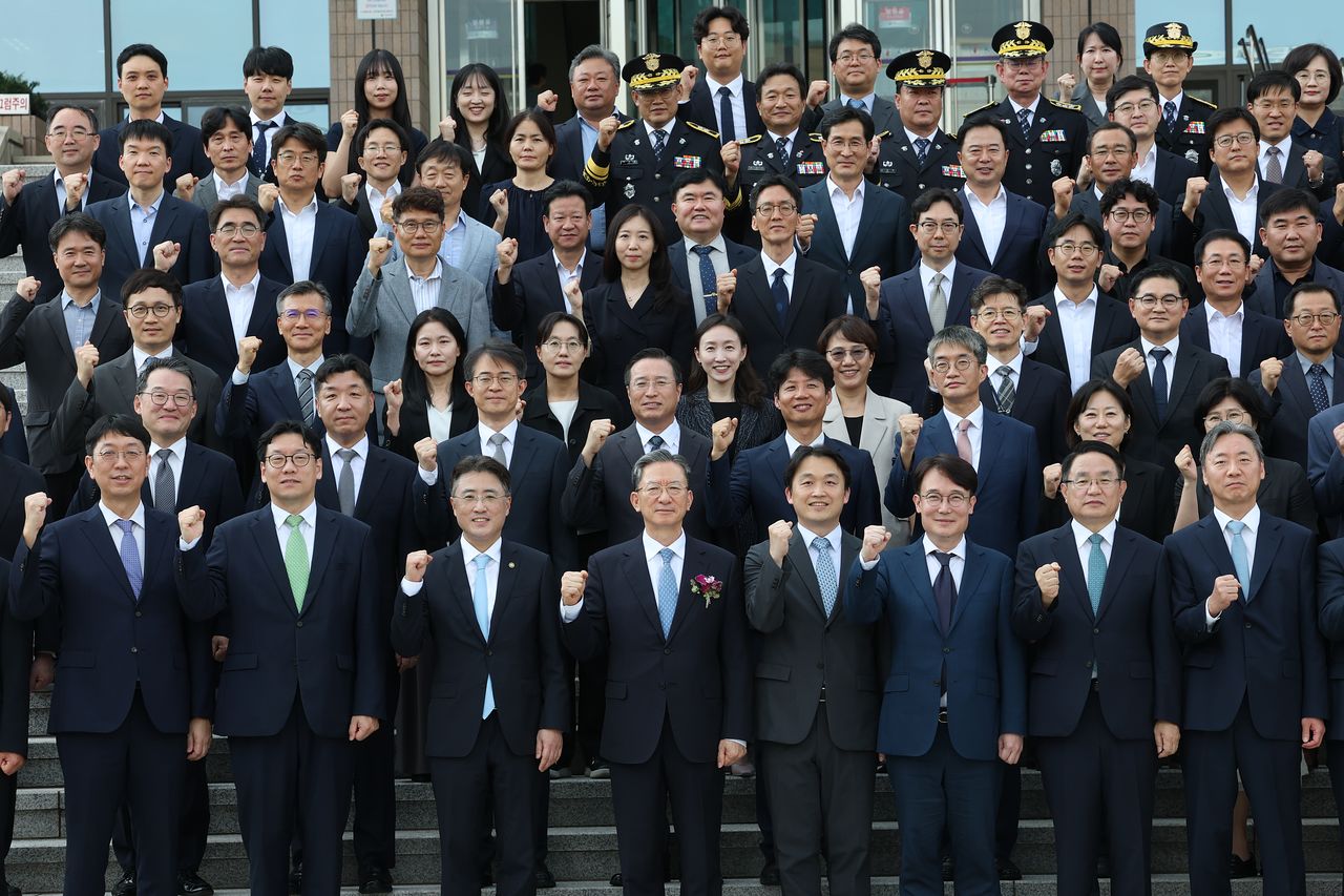 정성호 법무부 장관이 26일 경기 과천시 정부과천종합청사에서 열린 법무부 장관 이임식에서 이임식을 마치고 임직원들과 기념촬영을 하고 있다. 뉴스1