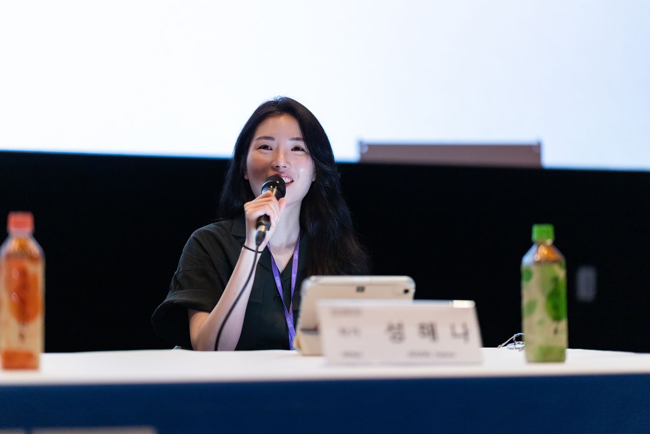 소설가 성해나가 25일 서울 마포구 메가박스 신촌 영화관에서 진행된 28회 서울국제여성영화제 'RE:Discover 큐레이션' 섹션에서 자신이 선정한 영화 '레이첼, 결혼하다'(2008)를 관객과 함께 본 뒤 관객과의 대화에 참석했다. 그는 “작가로서 훔치고 싶을 만큼 좋았다”면서 “미용실에서 킴이 재활원에서 한 거짓말을 언니한테 들키는 장면”을 명장면에 꼽았다. “사실 거짓말로 사실을 덮는다는 것은 자기 위로이자, 자기 방어일 수 있다. 내 슬픔을 조금씩 희석하는 행위”라며 “비극의 희생자가 동생이 아니라 차라리 나였으면 좋겠다는 킴의 마음이 느껴졌다”고 말했다.사진 서울국제여성영화제