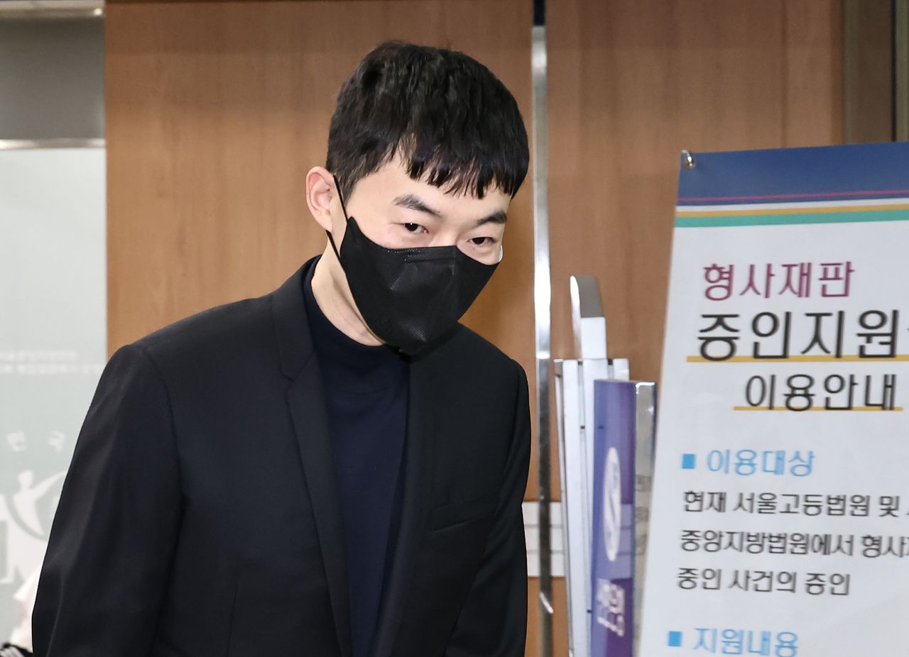 수능 모의고사 문항 거래 혐의를 받는 강사 현우진이 지난 6월 24일 서울 서초구 서울중앙지방법원에서 열린 부정청탁및금품등수수의금지에관한법률위반 첫 공판에 출석하고 있다. 뉴스1