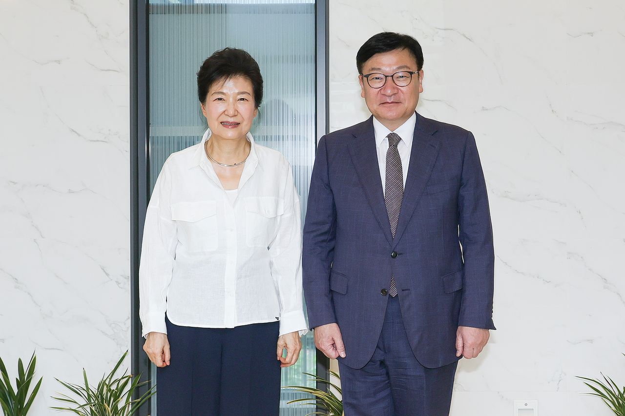정점식 국민의힘 원내대표가 19일 대구 달성군 박근혜 전 대통령 사저를 찾아 박 전 대통령을 예방하고 있다. 뉴스1
