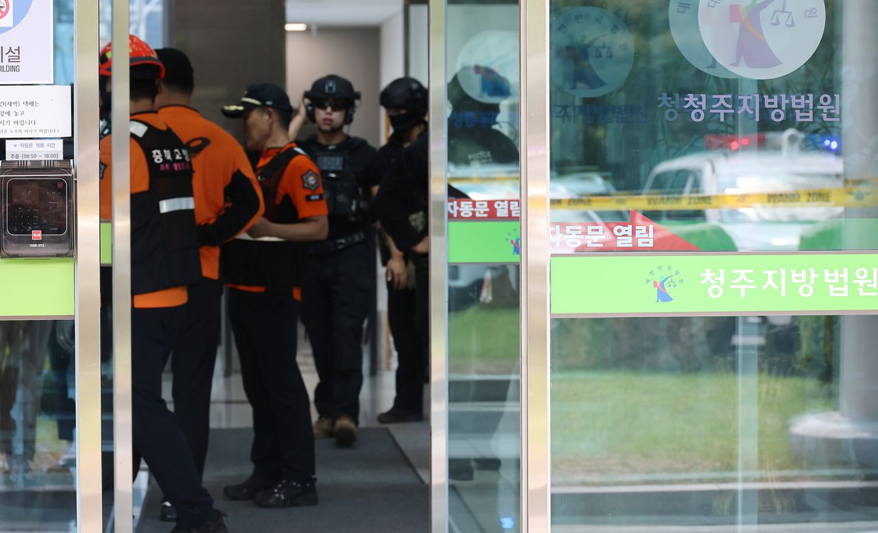 26일 청주시 서원구 청주지방법원에 사제 폭탄이 설치됐다는 신고가 접수돼 경찰 특공대가 법원 청사를 수색하고 있다. 연합뉴스