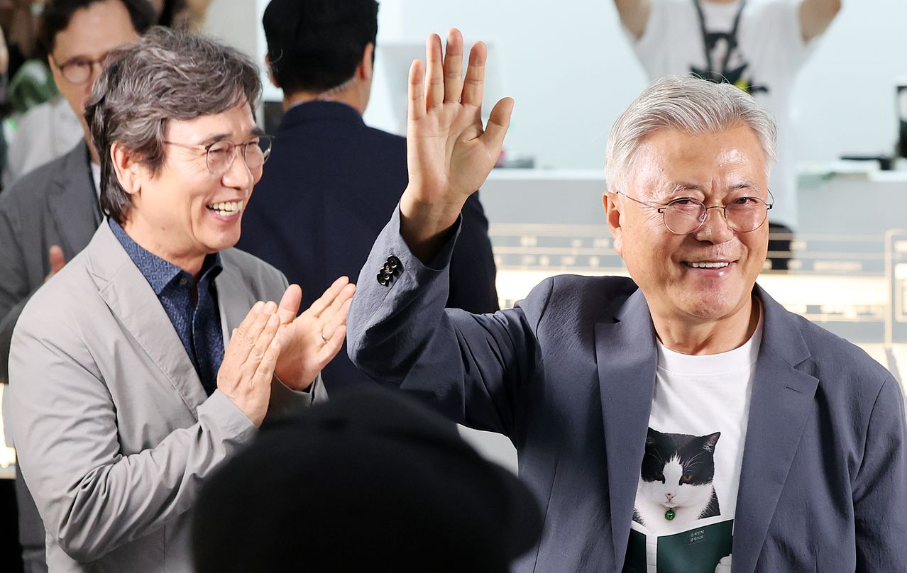 문재인 전 대통령이 25일 서울 강남구 코엑스에서 열린 서울국제도서전 ‘돌베개·평산책방’에서 진행되는 유시민 작가, 탁현민 전 청와대 의전비서관과 함께 하는 북토크를 앞두고 시민들을 향해 인사하고 있다. 뉴스1