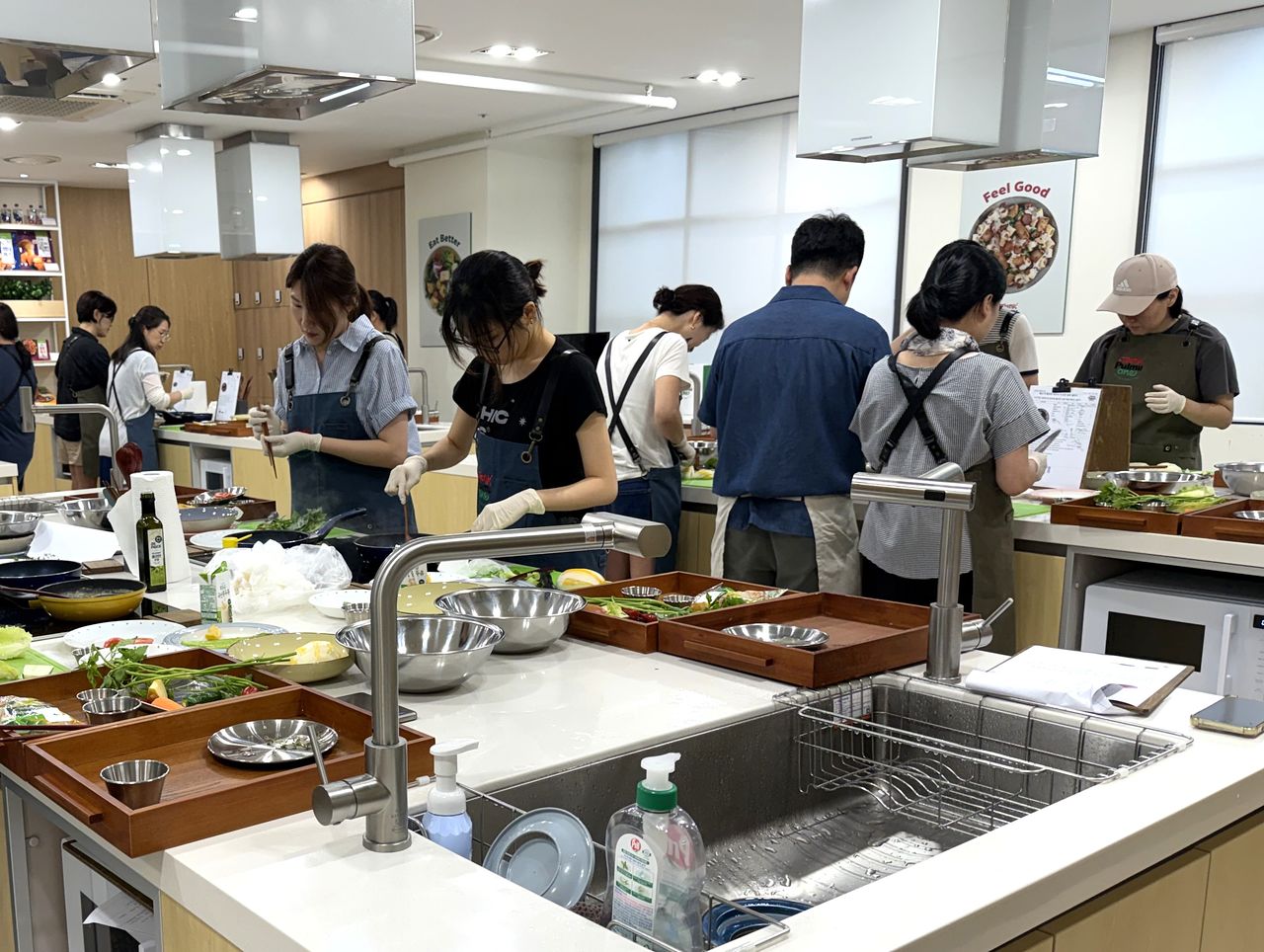  셰프의 시연을 본 참가자들이 직접 조리대에서 두 가지 메뉴를 만들고 있다. 송정 기자 