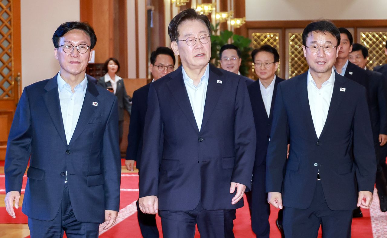 이재명 대통령과 더불어민주당 신임 지도부가 25일 청와대에서 열린 만찬 간담회 행사장으로 향하고 있다.   왼쪽부터 민주당 김민석 대표, 이재명 대통령, 한병도 원내대표. 연합뉴스
