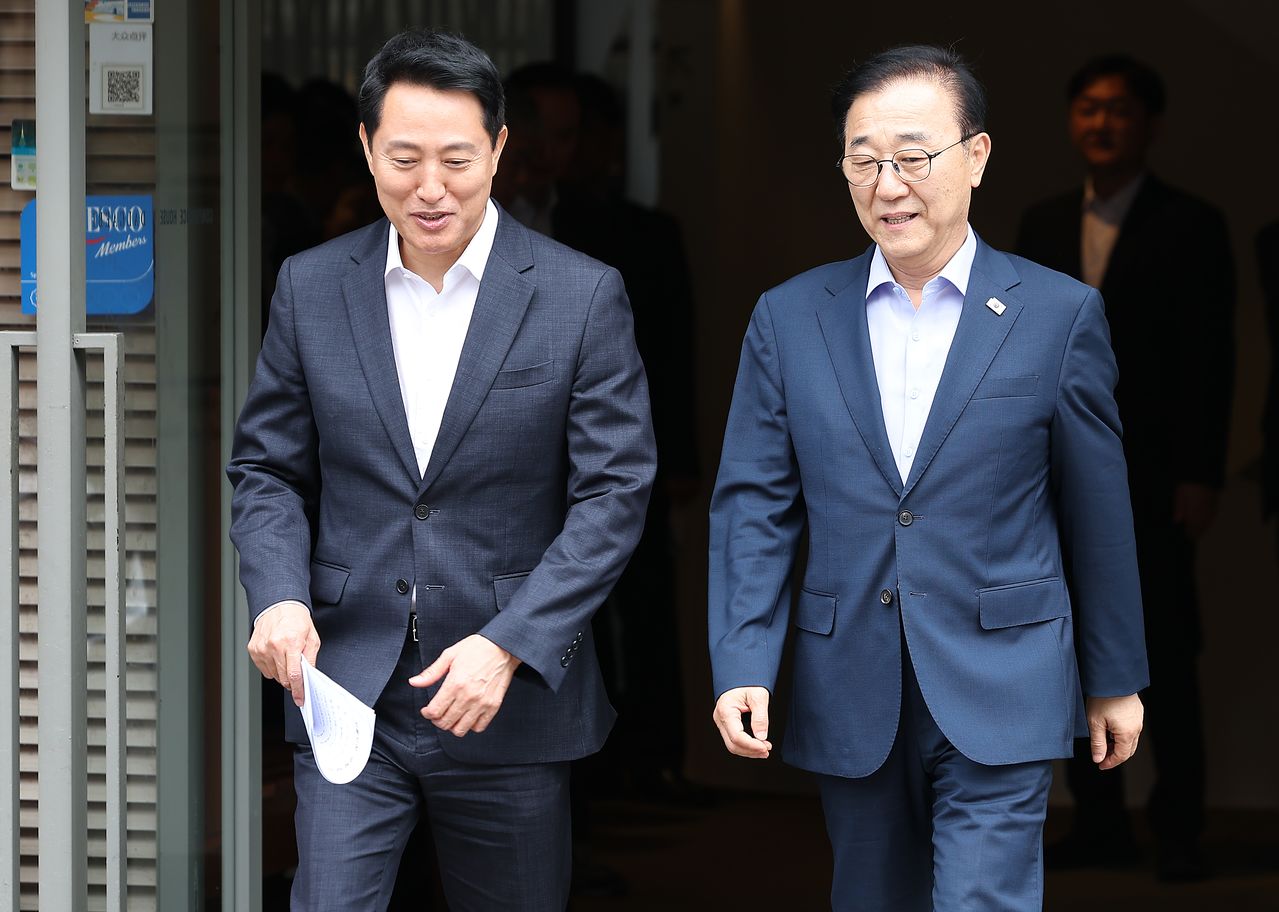 김윤덕 국토교통부 장관과 오세훈 서울시장이 26일 서울 중구 컨퍼런스하우스 달개비에서 용산공원을 활용한 주택 공급 등 서울 주택 문제를 협의한 뒤 나서고 있다. 연합뉴스