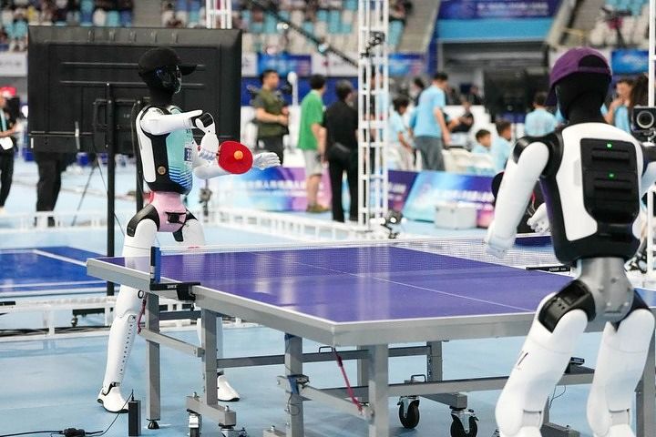 칭화베이런(清華北人) 티로봇(TRobot)팀의 휴머노이드 로봇(왼쪽)이 지난 23일 '제2회 세계 휴머노이드 로봇 운동회'에서 탁구 경기를 펼치고 있다. 신화통신