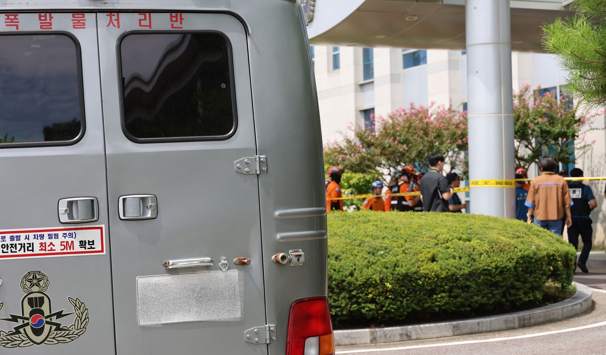26일 청주시 서원구 청주지방법원에 사제 폭탄이 설치됐다는 신고가 접수돼 경찰과 소방당국이 법원 청사를 수색 중이다. 연합뉴스
