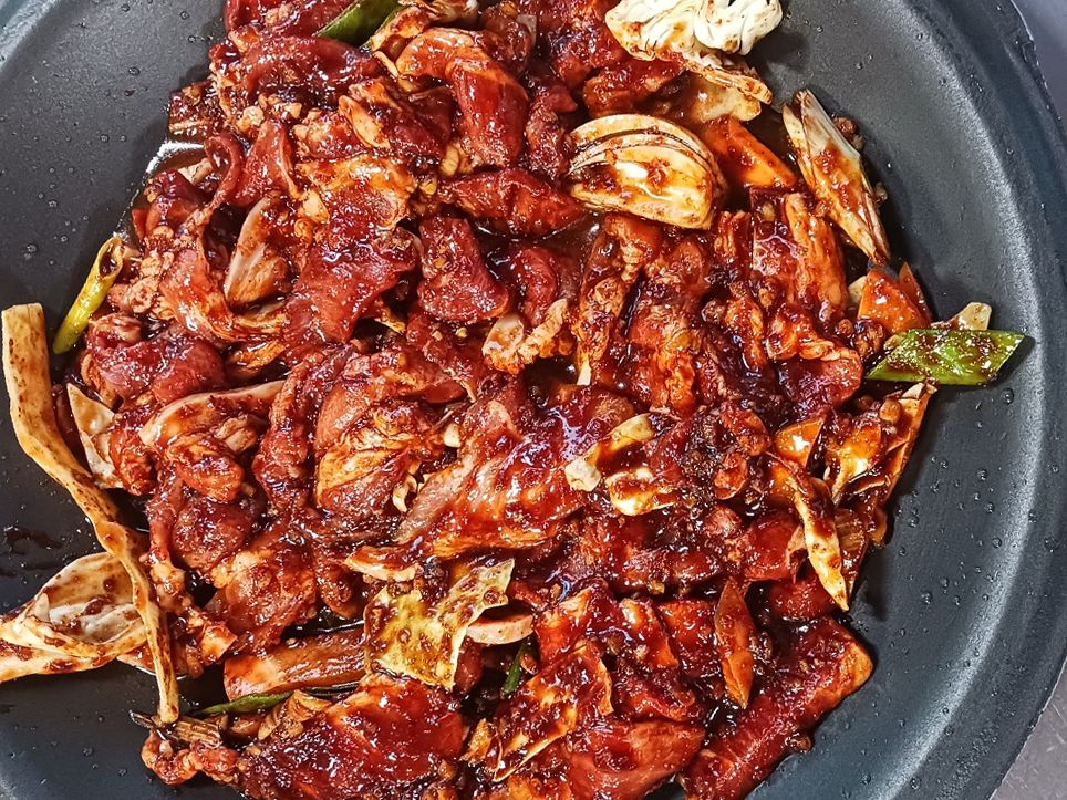 영화 ‘호프’ 촬영 때 나홍진 감독과 황정민, 정호연 배우 등이 즐겨 찾았다는 진미식육식당. 돼지고기 주물럭이 대표 메뉴다. 사진 진미식육식당