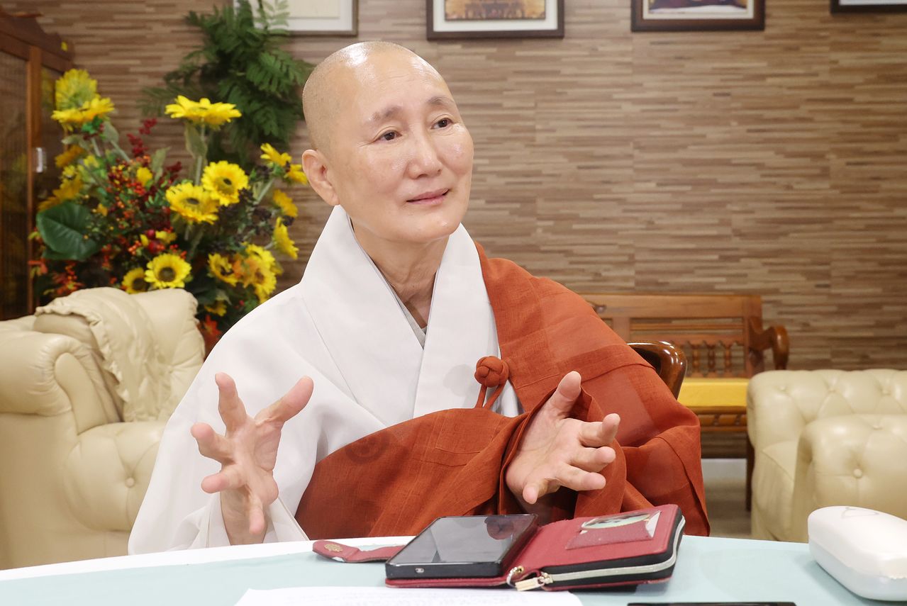 '죽음을 돌보는 수행자'로 알려진 능행 스님. 불교계 최초 독립형 호스피스 '정토마을'을 세우고, 그곳에서 말기암 환자들의 마지막을 배웅하고 있다. 송봉근 객원기자