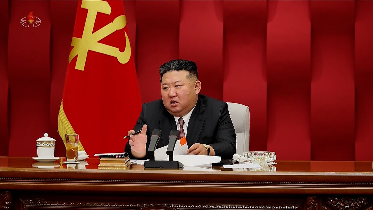 김정은 북한 국무위원장이 지난 25일 노동당 중앙위원회 제9기 제4차 정치국 확대회의를 지도하는 모습. 조선중앙TV 캡처, 연합뉴스