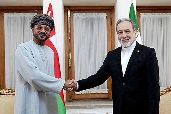 아바스 아라그치(오른쪽) 이란 외무장관과 바드르 알부사이디 오만 외무장관. 로이터=연합뉴스