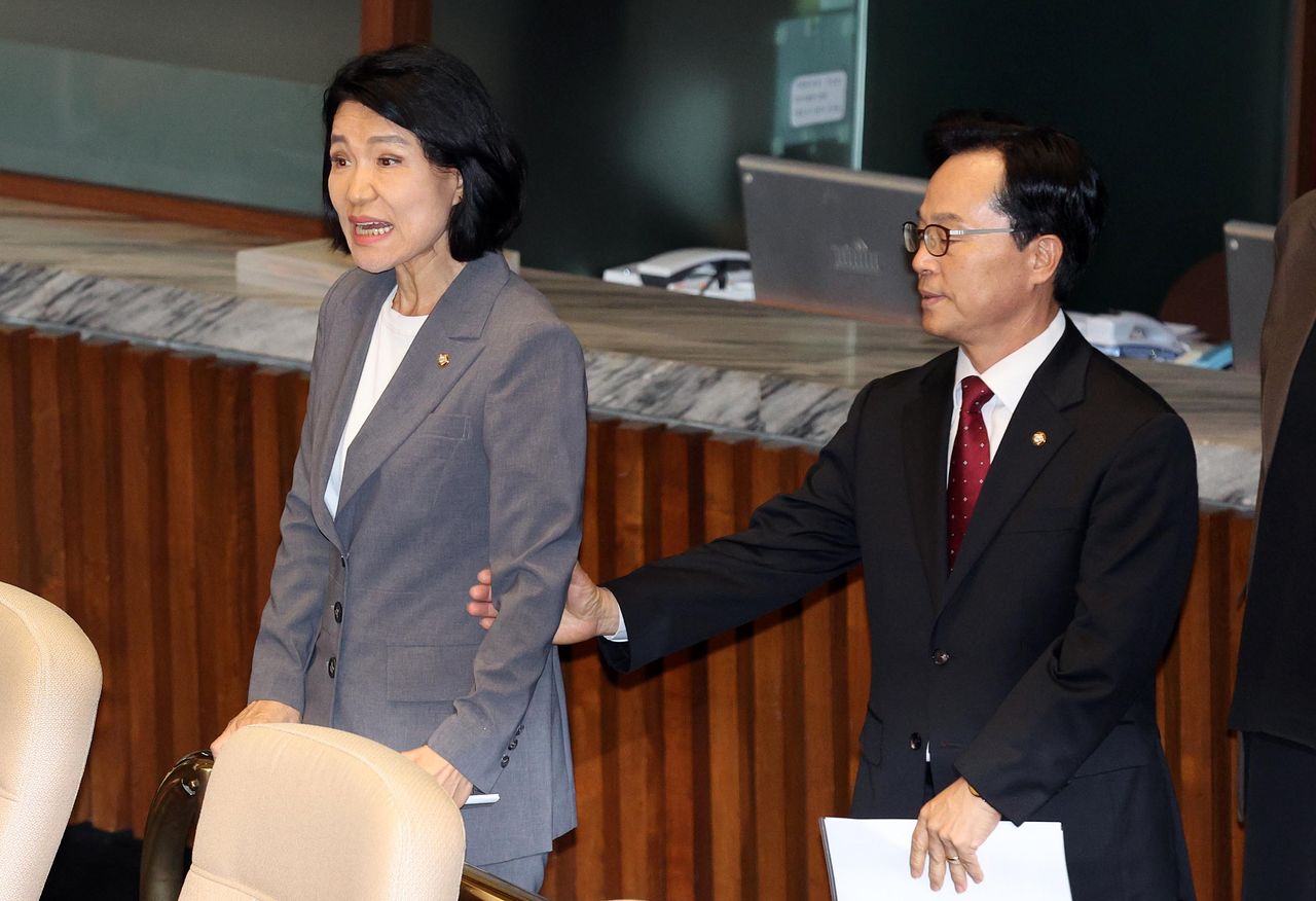 이진숙 국민의힘 의원이 26일 서울 여의도 국회에서 열린 제438회 국회(임시회) 제2차 본회의에서 국회의원(이진숙) 제명 촉구 결의안이 상정되자 윤용근 의원이 이 의원 팔을 잡고 있다. 뉴시스