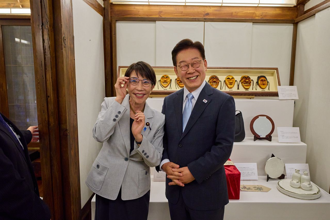 이재명 대통령이 지난 5월 19일 경북 안동 한 호텔에서 열린 다카이치 사나에 일본 총리와의 친교 일정에서 다카이치 총리가 선물한 안경을 쓰고 기념 촬영을 하고 있다. 왼쪽은 이재명 대통령의 안경을 쓴 다카이치 총리. 연합뉴스