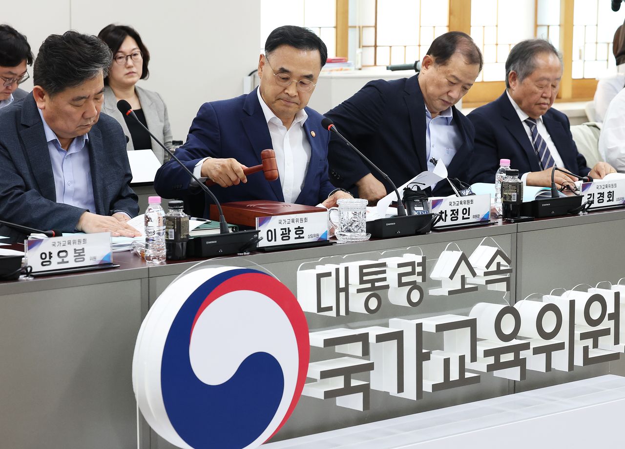 차정인 국가교육위원장이 지난달 16일 오후 서울 종로구 정부서울청사에서 열린 국가교육위원회 2026년 제7차 회의를 주재하며 의사봉을 두드리고 있다. 뉴스1