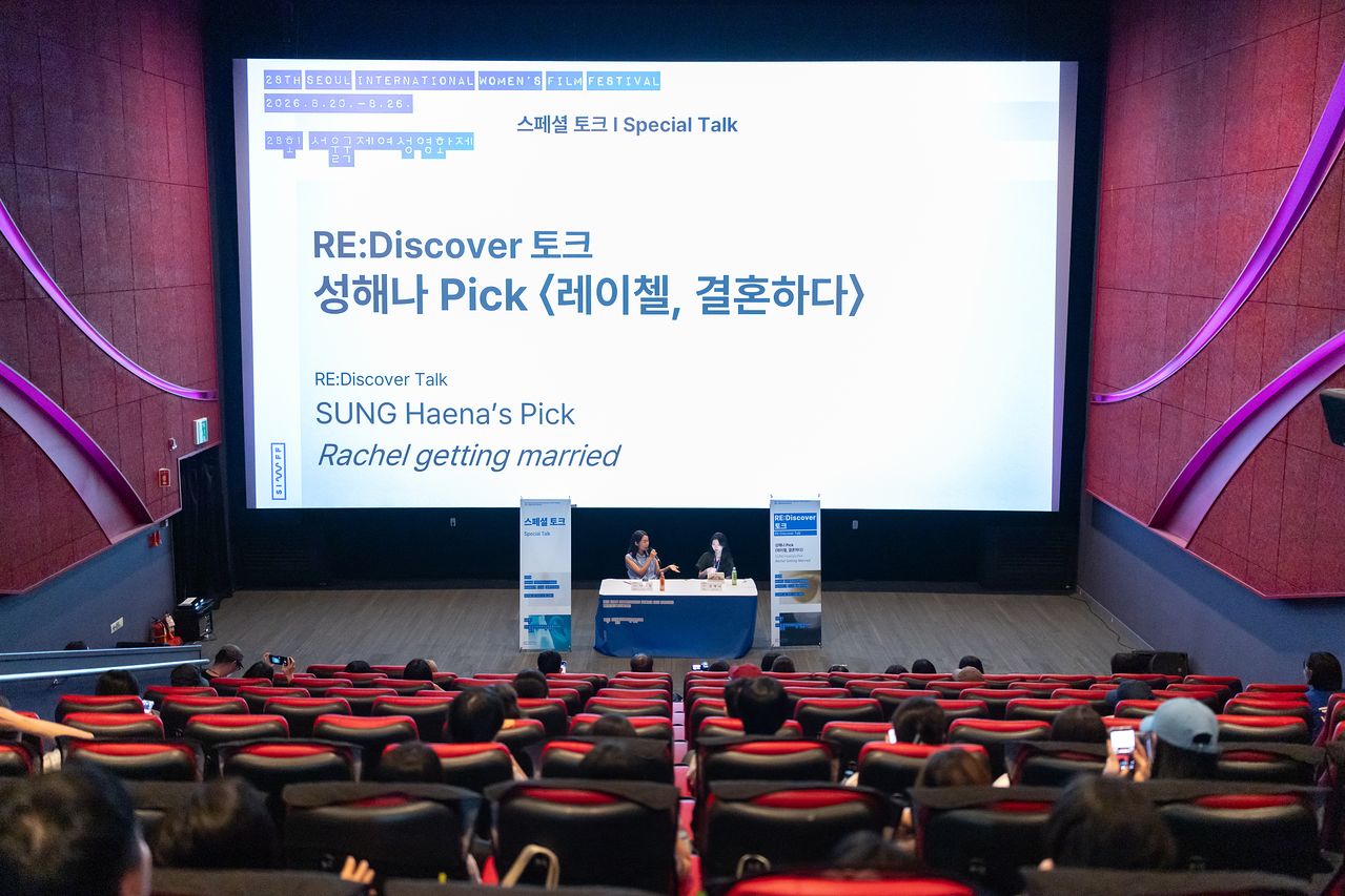 이날 행사가 진행된 120여석 규모 상영관은 밤 10시경 늦은 시간임에도 성 작가의 팬들과 영화제 관객들이 자리를 지켰다. 최근 영화제들이 비슷한 문화 소비층을 공유하는 타 분야 스타들을 특별 프로그래머 등으로 섭외하는 건 취향 마케팅의 중요성이 대두된 요즘 경향과도 맞닿아있다. 개최 영화제 수는 늘고, 지원은 줄어드는 추세 속에 계속해서 접점을 찾아 관객을 확장해야 한다는 것이다. 손시내 서울국제여성영화제 프로그래머는 “고전이 된 여성 영화를 지금의 시선에서 다시 보자는 기획전 취지가 문학, 음악, 다양한 분야로 연결되는 게 자연스러운 것 같다”고 말했다. 사진 서울국제여성영화제