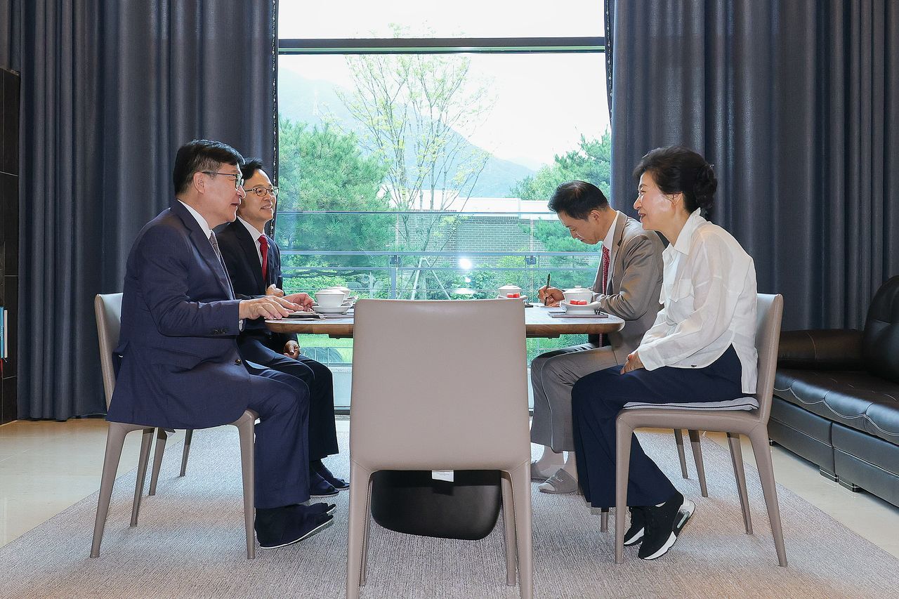 정점식 국민의힘 원내대표와 윤용근 원내대표 비서실장, 유영하 의원이 19일 대구 달성군 박근혜 전 대통령 사저를 찾아 박 전 대통령을 예방하고 있다. 뉴스1