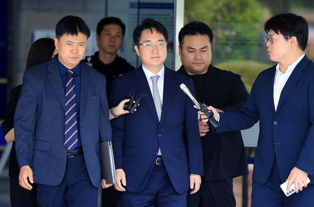 내란 중요임무 종사 등 혐의로 구속영장이 청구됐던 심우정 전 검찰총장이 지난달 16일 구속영장 실질심사를 마치고 법원을 나서고 있다. 법원은 영장을 기각했다. 뉴스1