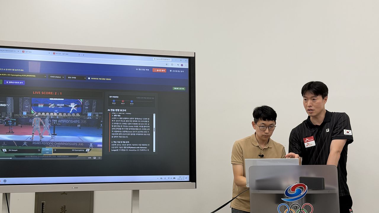 26일 충북 진천 국가대표선수촌에서 원우영(오른쪽) 펜싱 사브르 국가대표 코치와 최종혁 SKT 스포츠마케팅팀 매니저가 인공지능(AI) 전력 분석 시스템 SKT-FAN을 시연하고 있다. 진천=임성빈 기자