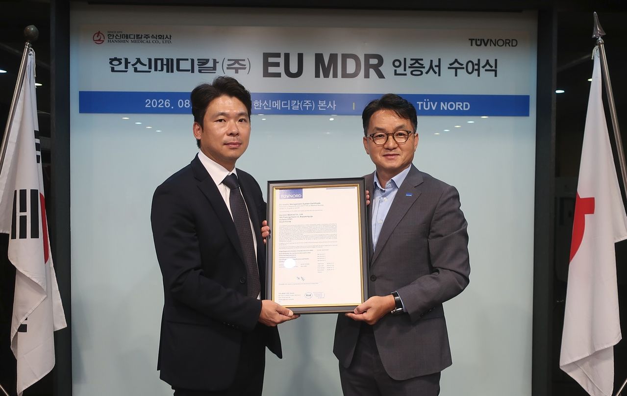 한신메디칼㈜ 본사에서 개최된 EU MDR 인증서 수여식에 김성훈 한신메디칼㈜ 대표(왼쪽)가 김광태 TÜV NORD Korea 대표와 참석해 기념 촬영을 하고 있다. [사진 한국의료기기협동조합]