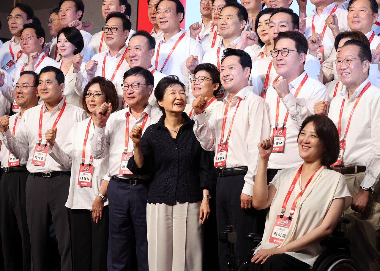 27일 경기도 고양시 장항동 소노캄 고양에서 열린 2026 국민의힘 국회의원 연찬회에서 박근혜 전 대통령과 장동혁 대표를 비롯한 참석 의원들이 기념 촬영을 하고 있다. 뉴스1