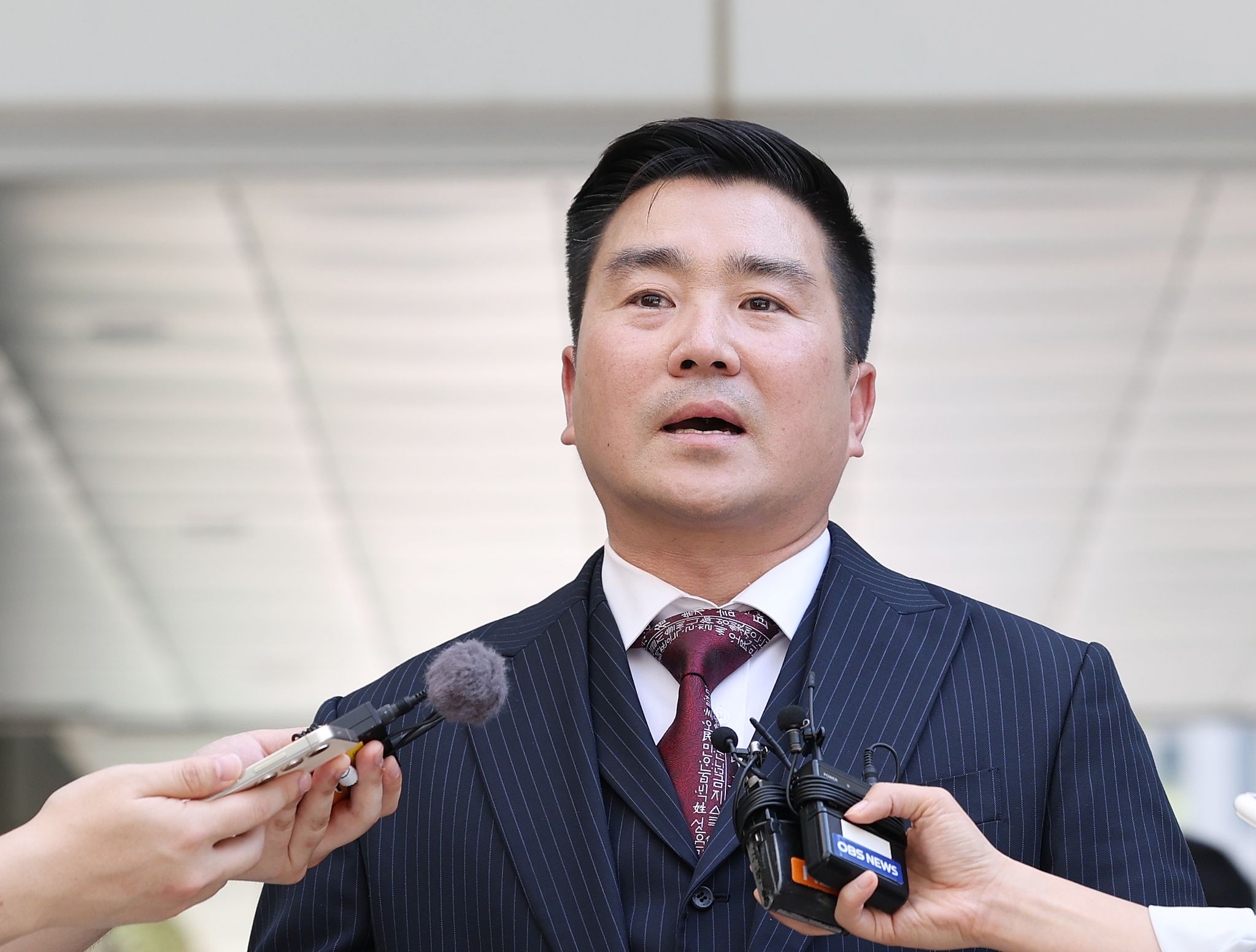 김현태 전 육군 특수전사령부 707특수임무단장이 27일 서울 서초구 서울중앙지방법원에서 열린 내란중요임무종사 혐의 관련 1심 선고공판에 출석하기 전 취재진 질문에 답하고 있다. 연합뉴스