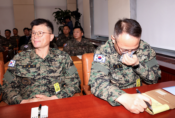 비상계엄 당시 국회에 투입된 제1공수특전여단의 이상현 여단장이 2024년 12월 10일 오전 서울 여의도 국회 국방위원회에서 열린 계엄 관련 긴급 현안질의에 출석해 눈물을 흘리고 있다. 전민규 기자