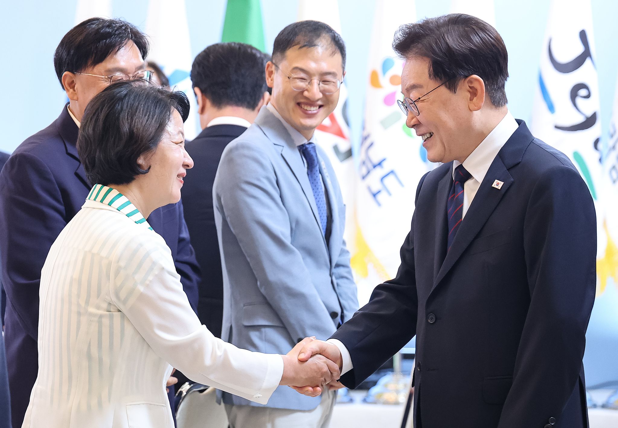 이재명 대통령과 추미애 경기도지사가 26일 청와대에서 열린 제10회 중앙지방협력회의에서 인사를 나누고 있다. 뉴스1