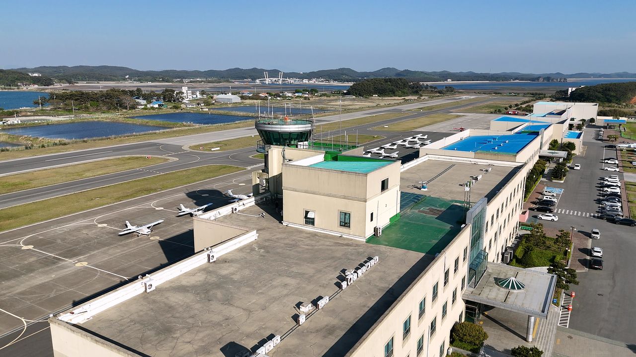 한서대는 태안비행장과 관제 시스템도 교육에 활용한다. 학과는 항공 역학과 정비, 모의비행, 실제 비행 실습 등을 연계해 교육하고 있다. 사진 한서대학교