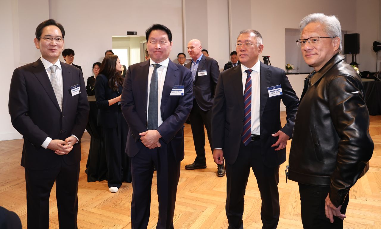 (왼쪽부터) 이재용 삼성전자 회장과 최태원 SK그룹 회장, 정의선 현대차그룹 회장, 젠슨 황 엔비디아 최고경영자(CEO)가 지난 7월 미국 샌프란시스코 미드웨이에서 열린 AI 서밋에 참석해 있다. 뉴스1