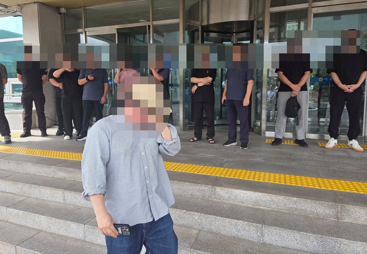 지난 7월2일 실종신고 했지만 부 경장으로 인해 사건이 허위 종결된 후 51일 만(8월22일)에 숨진 채 발견된 60대 남성 실종자의 유족이 지난 23일 제주서부경찰서 앞에서 기자회견을 하며 경찰에 항의하고 있다. 연합뉴스.