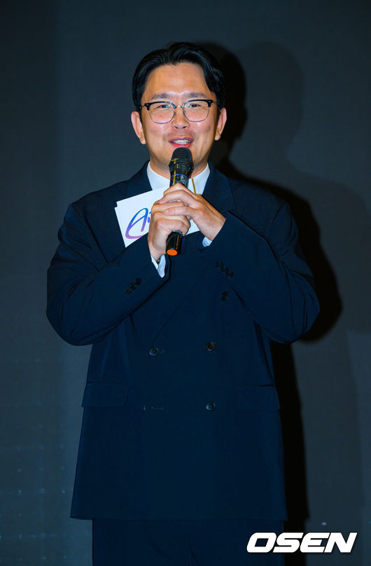 [OSEN=박준형 기자] 코미디언윤형빈이 제작한 보이그룹안타레스(ANTARES)가 22일 서울 마포구 케이팝스테이지에서 새 디지털 싱글 'TRIGGER(트리거)' 쇼케이스를 진행했다. 안타레스는 재호, 승희, 지노, 하루, 이노, 우리 등으로 구성된 6인조 보이그룹으로 지난 2023년 4월 데뷔해 한국과 일본을 중심으로 활동을 펼치고 있다. 안타레스의 새 싱글의 타이틀곡 '트리거'는 서로를 향한 강렬한 끌림과 그 안에 감춰진 위험한 감정을 담아낸 곡이다. 개그맨 윤형빈이 사회를 보고 있다.   2026.06.22 / soul1014@osen.co.kr