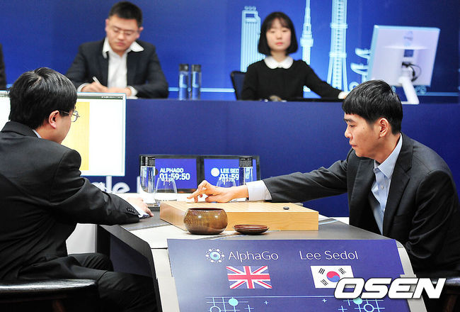 [OSEN=박준형 기자] 10일 서울 포시즌스 호텔에서 진행된 이세돌(33) 9단과 구글 알파고(AlphaGo)의 '구글 딥마인드 챌린지 매치' 2국에서 이세돌 9단이 첫 수를 놓고 있다.흑돌을 잡은 이세돌 9단은 지난 9일 첫 대국 초반 상당히 위협적인 모습을 보였던 백돌 알파고에 결국 패했다. 30분 이상 생각할 여유가 있었지만 막판 몇차례 실수를 거듭하면서 위기를 내주고 말았다. 결국 이 9단은 28분 28초를 남겨두고 186수만에 돌을 던져 패배를 인정했다./ soul1014@osen.co.kr (사진=한국기원 제공)