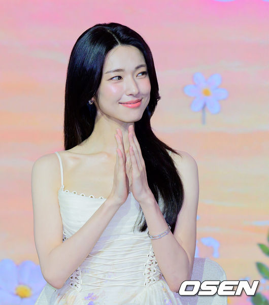 [OSEN=지형준 기자] 넷플릭스 시리즈 '이런 엿같은 사랑’ 제작발표회가 5일 서울 마포구 호텔 나루 서울에서 열렸다.'이런 엿같은 사랑' 은 기억상실에 걸린 검사 고은새(하영)와 자칭 남자친구라 우기는 복싱 코치 장태하(정해인)의 설렘 찐득한 동거 생활을 그린 로맨틱 코미디 다.배우 하영이 간담회를 하고 있다. 2026.08.05 / jpnews@osen.co.kr