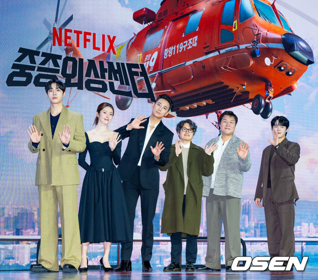 [OSEN=민경훈 기자] 21일 오전 넷플릭스 시리즈 '중증외상센터' 제작발표회가 서울 강남구 삼성동 그랜드 인터컨티넨탈 서울 파르나스 그랜드볼룸에서 진행됐다. '중증외상센터'는 전장을 누비던 천재 외과 전문의 백강혁(주지훈 분)이 유명무실한 중증외상팀을 심폐 소생하기 위해 부임하면서 벌어지는 통쾌한 이야기다.24일 넷플릭스를 통해 전 세계에 공개된다.배우 주지훈, 추영우, 하영, 윤경호, 정재광과 이도윤 감독이 포토타임을 갖고 있다. 2025.01.21 / rumi@osen.co.kr