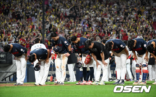 [OSEN=광주, 이대선 기자] KIA 타이거즈가 역전 끝내기 만루홈런으로 기적의 승리를 따냈다.KIA는 25일 광주-기아 챔피언스필드에서 열린 2026 신한은행 SOL KBO리그 롯데 자이언츠와의 팀간 13차전을 8-5로 승리했다. 9회말 대타 이호연의 극적인 만루홈런이 터졌다. 지난 23일 키움전에서 9회말 역전 끝내기 만루홈런을 맞은 굴욕을 멋지게 극복했다. 경기 종료 후 롯데 선수들이 관중석을 향해 인사를 하고 있다. 2026.08.25 /sunday@osen.co.kr