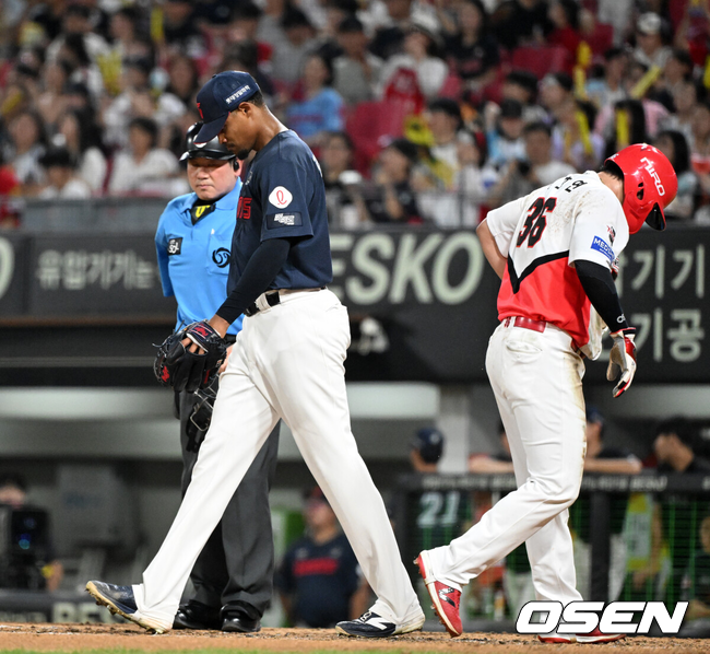 [OSEN=광주, 이대선 기자] 26일 광주-기아 챔피언스필드에서 2026 신한 SOL KBO리그 KIA 타이거즈와 롯데 자이언츠의 경기가 열렸다.이날 KIA는 황동하, 롯데는 로드리게스를 선발로 내세웠다.3회말 1사 1루에서 KIA 김도영에게 좌중간 적시 2루타를 허용한 롯데 로드리게스가 아쉬워하고 있다. 2026.08.26 /sunday@osen.co.kr작성일 2026-08-26 19:41:03