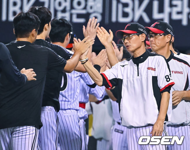 [OSEN=잠실, 박준형 기자] 프로야구LG 트윈스가 NC 다이노스를 꺾고 66일 만에 3연승을 달렸다.LG는 26일 서울 잠실구장에서 열린 2026 KBO리그NC와 경기에서 홈런 3방을 앞세워 8-0으로 승리했다.경기종료 후 LG 염경엽 감독이 임찬규와 하이파이브를 하고 있다.  2026.08.26 / soul1014@osen.co.kr