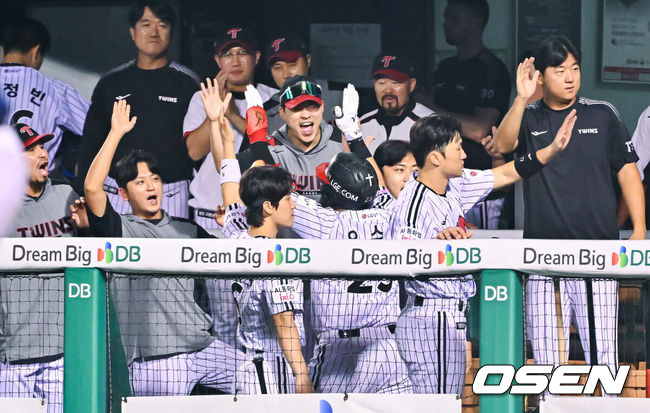 [OSEN=잠실, 박준형 기자] 26일 서울 잠실야구장에서 ‘2026 신한 SOL Bank KBO리그’ LG 트윈스와 NC 다이노스의 경기가 열렸다.이날 LG는 임찬규를, NC는 구창모를 선발로 내세웠다.7회말 1사 1,2루 LG 오스틴이 3점 홈런을 날리고 동료들의 축하를 받고 있다.     2026.08.26 / soul1014@osen.co.kr