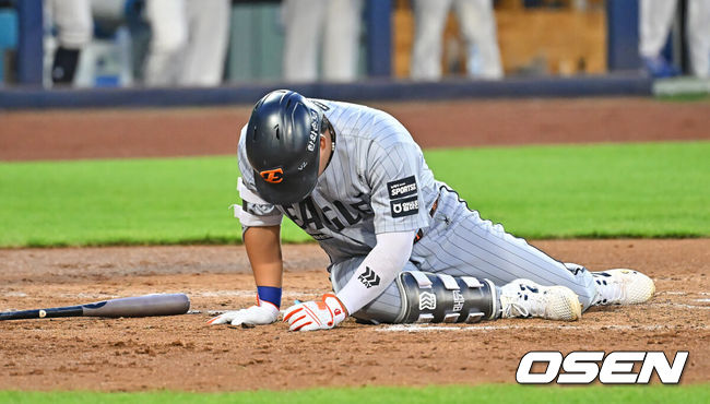 [OSEN=대구, 이석우 기자] 4일 대구삼성라이온즈파크에서 2026 신한 SOL KBO 리그 삼성 라이온즈와 한화 이글스의 경기가 열렸다. 홈팀 삼성은 양창섭이, 방문팀 한화는 왕옌청이 선발 출전했다. 한화 이글스 강백호가 4회초 2사 3루 헛 스윙 삼진 아웃당하고 아쉬운 듯 타석에 쓰러져 있다. 2026.08.04 / foto0307@osen.co.kr