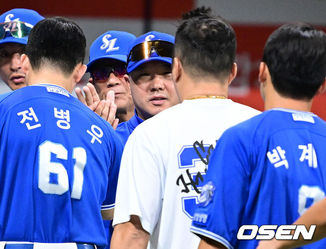 [OSEN=고척, 최규한 기자] 프로야구 삼성 라이온즈가 만루홈런 2방에 힘입어 3연승을 내달렸다.삼성은 26일 서울 고척스카이돔에서 열린 ‘2026 신한은행 SOL Bank KBO리그’ 키움 히어로즈와의 경기에서 12-2 대승을 거뒀다. 이날 승리로 삼성은 최근 4경기에서 3승 1무를 기록하며 3연승을 이어갔다.경기를 마치고 승리한 삼성 박진만 감독과 최형우가 인사를 나누고 있다. 2026.08.26 / dreamer@osen.co.kr