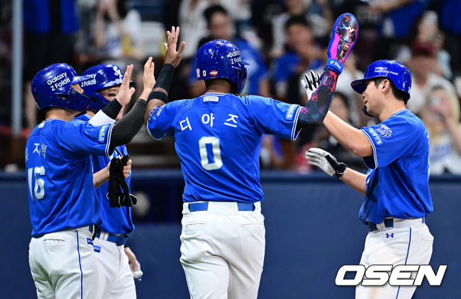 [OSEN=고척, 최규한 기자] 26일 서울 고척스카이돔에서 ‘2026 신한 SOL Bank KBO리그’ 키움 히어로즈와 삼성 라이온즈의 경기가 열렸다.홈팀 키움은 박준현, 방문팀 삼성은 최원태를 선발로 내세웠다.5회초 무사 만루 상황 삼성 김영웅이 달아나는 우중간 만루 홈런을 날리고 홈을 밟은 뒤 최형우-류지혁-디아즈와 인사를 나누고 있다. 2026.08.26 / dreamer@osen.co.kr