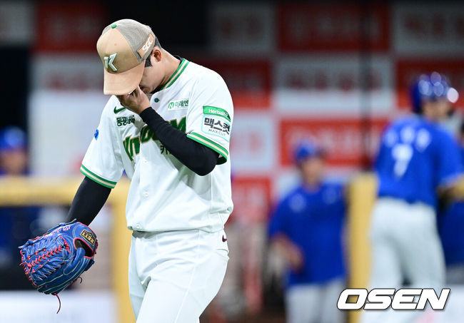 [OSEN=고척, 최규한 기자] 26일 서울 고척스카이돔에서 ‘2026 신한 SOL Bank KBO리그’ 키움 히어로즈와 삼성 라이온즈의 경기가 열렸다.홈팀 키움은 박준현, 방문팀 삼성은 최원태를 선발로 내세웠다.1회말 5실점한 키움 선발 박준현이 이닝을 마친 뒤 더그아웃으로 향하고 있다. 2026.08.26 / dreamer@osen.co.kr