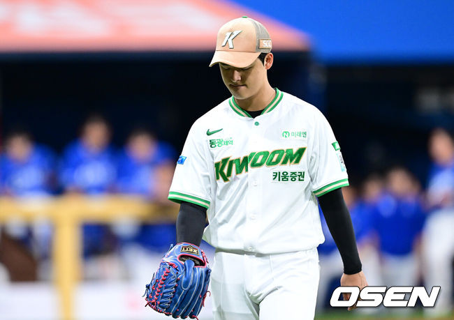 [OSEN=고척, 최규한 기자] 26일 서울 고척스카이돔에서 ‘2026 신한 SOL Bank KBO리그’ 키움 히어로즈와 삼성 라이온즈의 경기가 열렸다.홈팀 키움은 박준현, 방문팀 삼성은 최원태를 선발로 내세웠다.3회초 무사 1루 상황 키움 선발 박준현이 마운드를 내려가고 있다. 2026.08.26 / dreamer@osen.co.kr