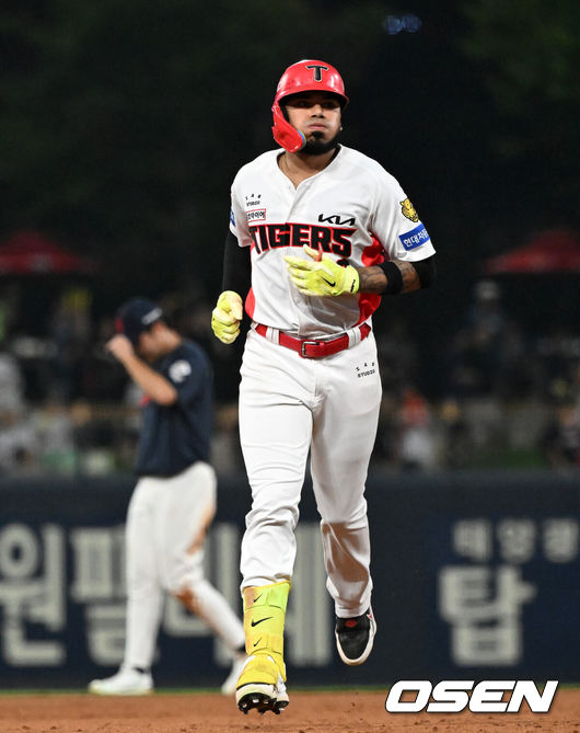[OSEN=광주, 이대선 기자] 26일 광주-기아 챔피언스필드에서 2026 신한 SOL KBO리그 KIA 타이거즈와 롯데 자이언츠의 경기가 열렸다.이날 KIA는 황동하, 롯데는 로드리게스를 선발로 내세웠다.7회말 1사 만루에서 KIA 카스트로가 만루 홈런을 치고 그라운드를 달리고 있다. 2026.08.26 /sunday@osen.co.kr