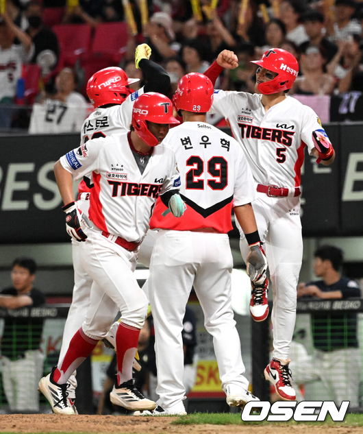 [OSEN=광주, 이대선 기자] 26일 광주-기아 챔피언스필드에서 2026 신한 SOL KBO리그 KIA 타이거즈와 롯데 자이언츠의 경기가 열렸다.이날 KIA는 황동하, 롯데는 로드리게스를 선발로 내세웠다.7회말 1사 만루에서 KIA 카스트로가 만루 홈런을 치고 홈에서 김도영과 환호하고 있다. 2026.08.26 /sunday@osen.co.kr