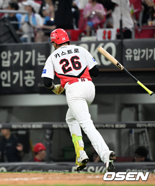 [OSEN=광주, 이대선 기자] 26일 광주-기아 챔피언스필드에서 2026 신한 SOL KBO리그 KIA 타이거즈와 롯데 자이언츠의 경기가 열렸다.이날 KIA는 황동하, 롯데는 로드리게스를 선발로 내세웠다.7회말 1사 만루에서 KIA 카스트로가 만루 홈런을 치고 있다. 2026.08.26 /sunday@osen.co.kr